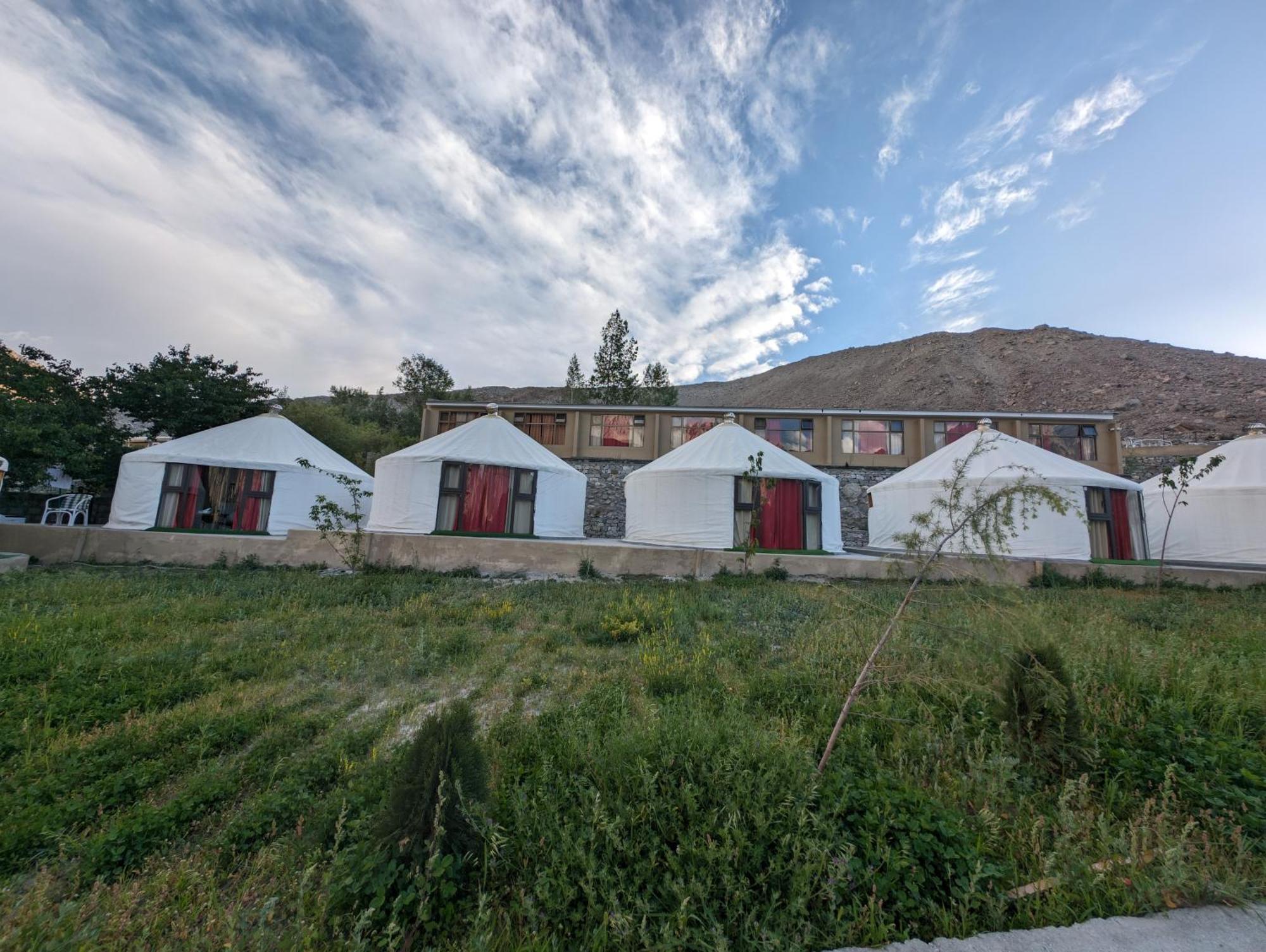 Apex Hotels And Resorts Hussaini Karimabad  Eksteriør bilde